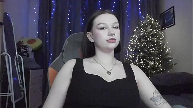 Snapshot of Emmy_m00n chatting on December 2024 02:34:02 AM Emmy m00n online show from December 2024 02:34:02 AM