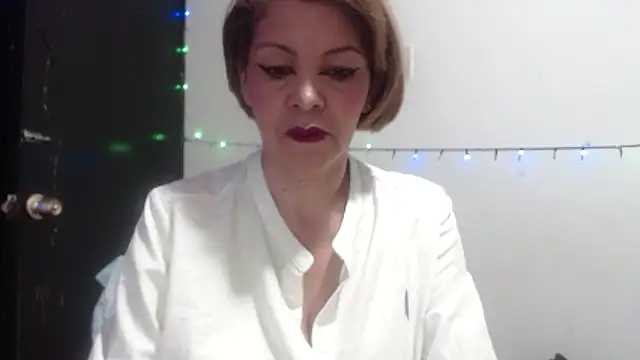 Snapshot of electra-mommy chatting on June 2026 10:03:01 AM electra-mommy online show from June 2026 10:03:01 AM