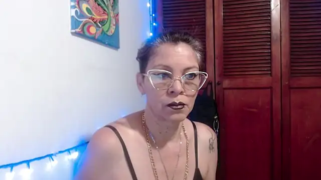 Snapshot of electra-mommy chatting on July 2026 11:01:02 AM electra-mommy online show from July 2026 11:01:02 AM