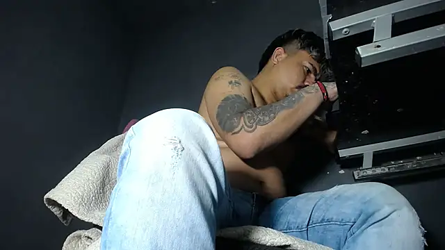 Snapshot of DickMasterfindom chatting on February 2025 07:02:02 AM DickMasterfindom online show from February 2025 07:02:02 AM