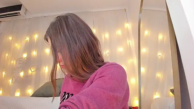 Petite Lucie online show from February 2025 06:57:02 PM