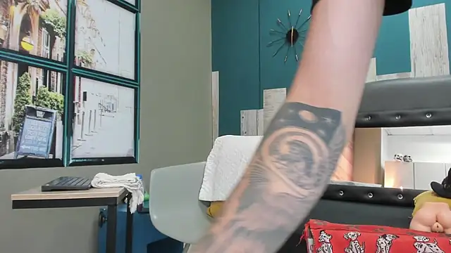 Snapshot of Rhaegal_hot chatting on December 2024 03:44:01 PM Rhaegal hot online show from December 2024 03:44:01 PM