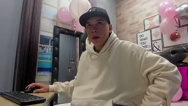 Snapshot of Rhaegal_hot chatting on February 2025 01:33:02 PM Rhaegal hot online show from February 2025 01:33:02 PM