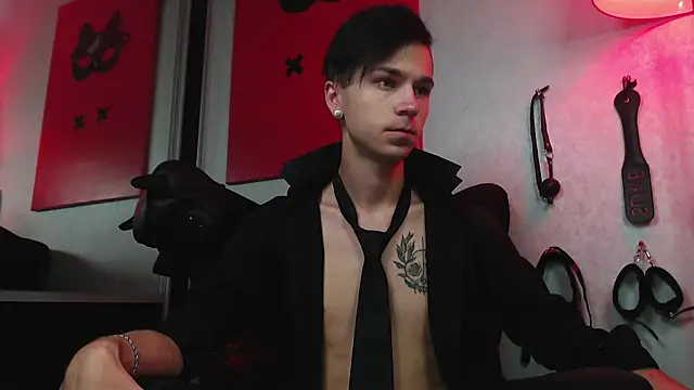 Joseph  Quinn online show from February 2025 08:06:02 AM