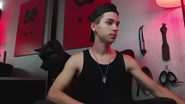 Joseph  Quinn online show from March 2025 08:05:02 AM