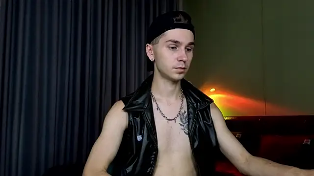 Joseph  Quinn online show from March 2026 05:44:01 AM