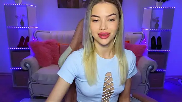 EmmyMills online show from November 2025 07:10:01 PM