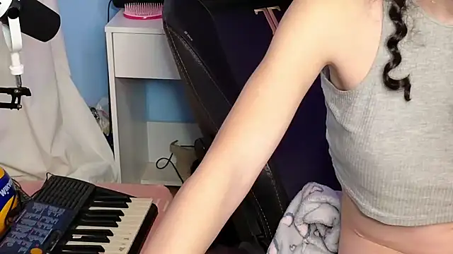 MemiKouki online show from November 2025 05:04:01 PM