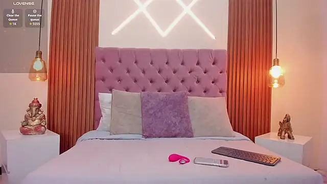 Sophia turneer online show from November 2025 10:48:02 PM