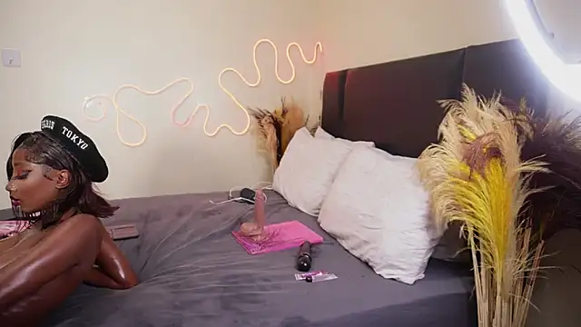 Snapshot of _Watuluv_ chatting on January 2025 08:52:02 PM  Watuluv  online show from January 2025 08:52:02 PM