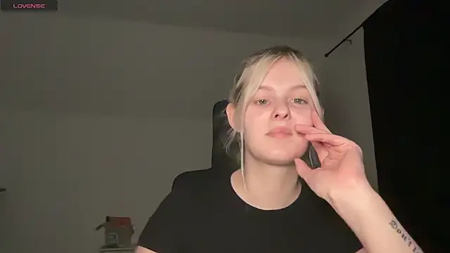 Snapshot of Allylove03 chatting on September 2025 05:27:01 PM Allylove03 online show from September 2025 05:27:01 PM