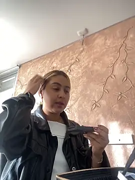 Miabonnett  online show from November 2025 12:17:01 PM