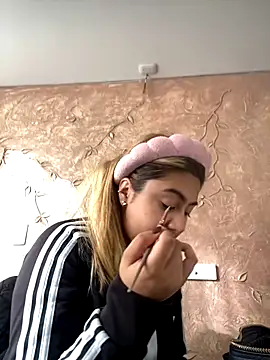 Miabonnett  online show from December 2025 12:25:02 PM