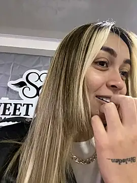 Snapshot of emma_oxford chatting on December 2024 08:23:01 PM emma oxford online show from December 2024 08:23:01 PM