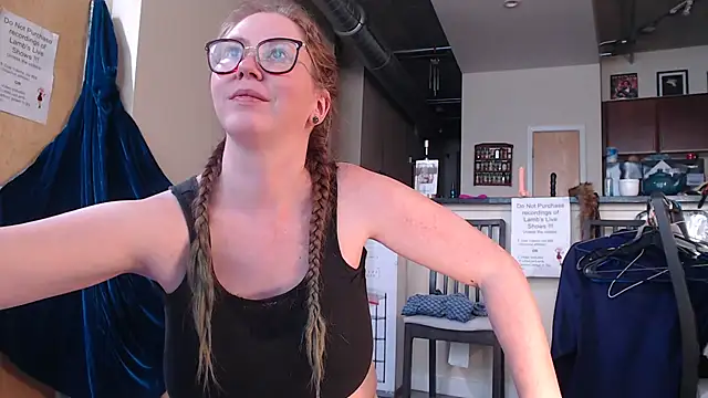 Snapshot of littlelustlamb chatting on October 2025 05:32:02 PM littlelustlamb online show from October 2025 05:32:02 PM