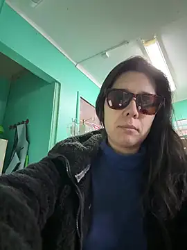 Snapshot of Reinacatchile chatting on March 2026 03:18:02 PM Reinacatchile online show from March 2026 03:18:02 PM