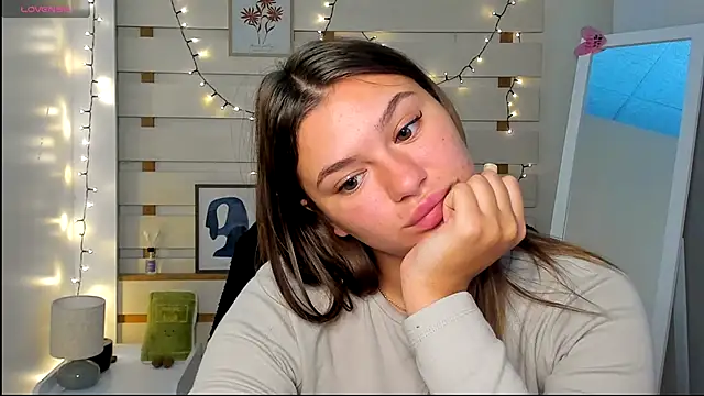 Josephine Kiss online show from October 2025 12:47:01 PM