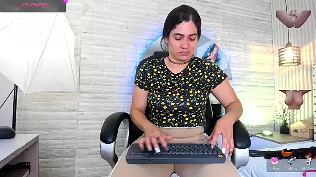 Snapshot of sussy__stone chatting on April 2026 12:02:01 PM sussy stone online show from April 2026 12:02:01 PM