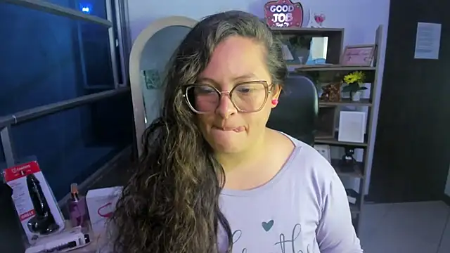 Snapshot of SaraThomso chatting on November 2025 03:27:01 AM SaraThomso online show from November 2025 03:27:01 AM