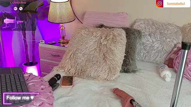 Snapshot of SenniaBella chatting on February 2026 03:39:02 PM SenniaBella online show from February 2026 03:39:02 PM