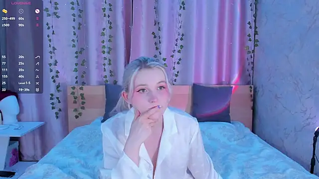 Snapshot of SweeteRose_Royce chatting on December 2024 04:29:02 PM SweeteRose Royce online show from December 2024 04:29:02 PM