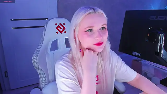 Snapshot of SweeteRose_Royce chatting on January 2025 03:49:01 PM SweeteRose Royce online show from January 2025 03:49:01 PM