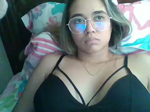 Snapshot of trianabell chatting on December 2024 07:43:01 PM trianabell online show from December 2024 07:43:01 PM