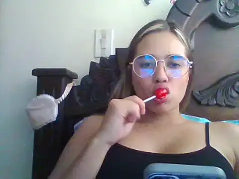 Snapshot of trianabell chatting on December 2024 06:30:02 PM trianabell online show from December 2024 06:30:02 PM