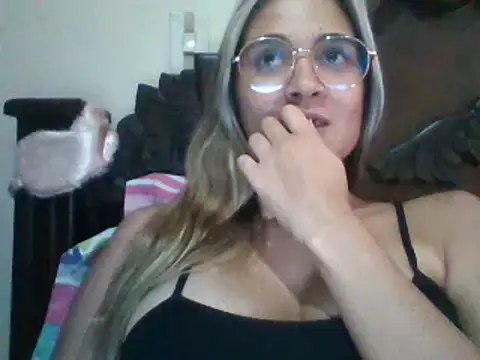 Snapshot of trianabell chatting on December 2024 07:16:02 PM trianabell online show from December 2024 07:16:02 PM