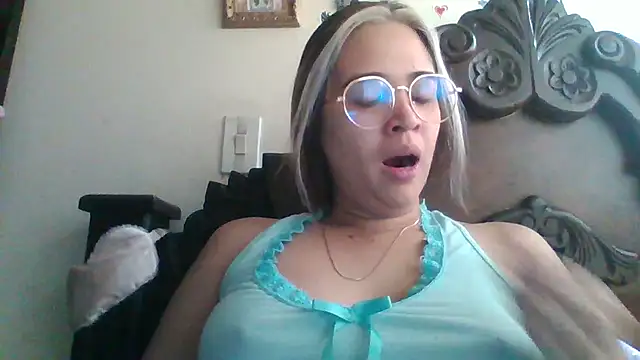 Snapshot of trianabell chatting on December 2024 03:53:02 PM trianabell online show from December 2024 03:53:02 PM