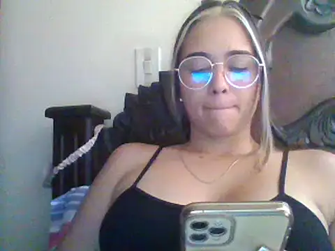 Snapshot of trianabell chatting on December 2024 04:10:01 PM trianabell online show from December 2024 04:10:01 PM