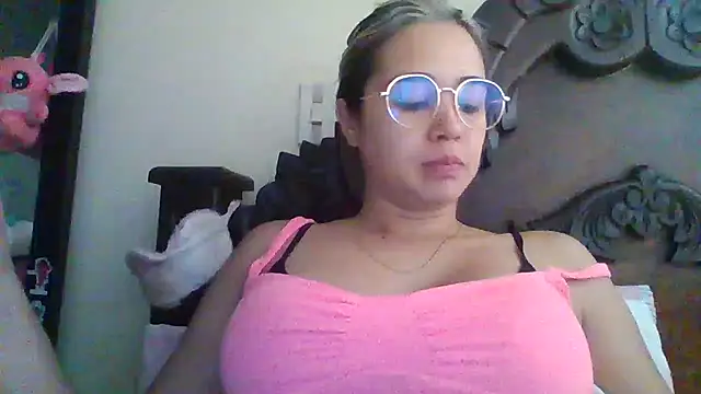 Snapshot of trianabell chatting on February 2025 06:57:02 PM trianabell online show from February 2025 06:57:02 PM