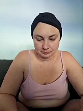 Snapshot of MilfyMrsRobinson chatting on May 2026 01:29:01 PM MilfyMrsRobinson online show from May 2026 01:29:01 PM