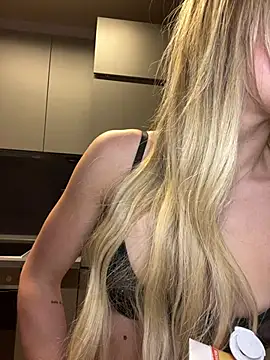 Snapshot of ChiaraVixen chatting on February 2025 07:06:02 PM ChiaraVixen online show from February 2025 07:06:02 PM