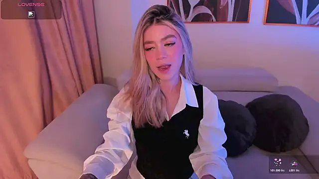 Snapshot of ViolettHansson chatting on May 2026 10:01:01 AM ViolettHansson online show from May 2026 10:01:01 AM