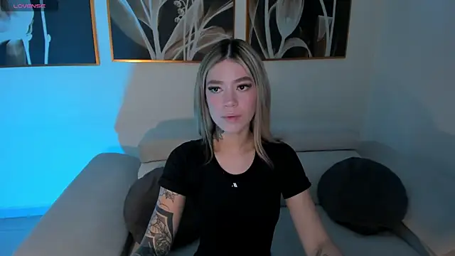 Snapshot of ViolettHansson chatting on May 2026 11:39:02 AM ViolettHansson online show from May 2026 11:39:02 AM