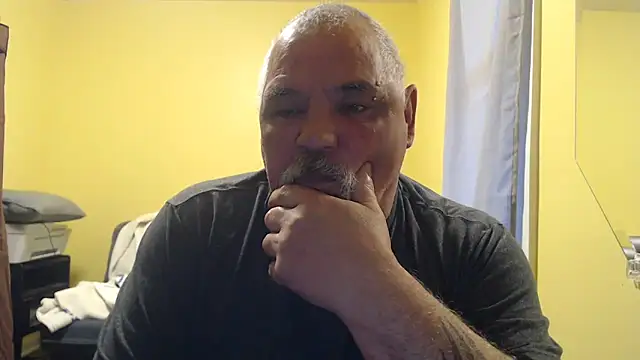 Newfiesausage1972 online show from November 2025 12:36:02 PM