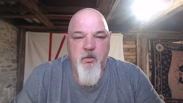 Newfiesausage1972 online show from April 2026 12:08:02 PM