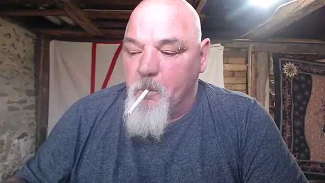 Newfiesausage1972 online show from April 2026 02:40:01 PM