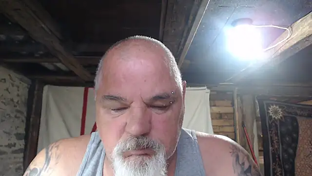 Newfiesausage1972 online show from May 2026 01:05:02 PM