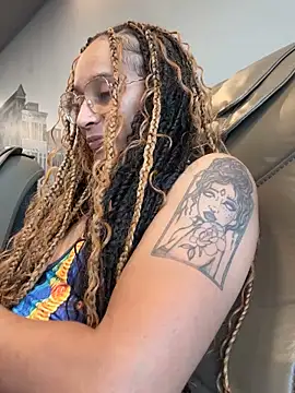 Snapshot of Shuggabutt chatting on September 2025 01:18:01 AM Shuggabutt online show from September 2025 01:18:01 AM