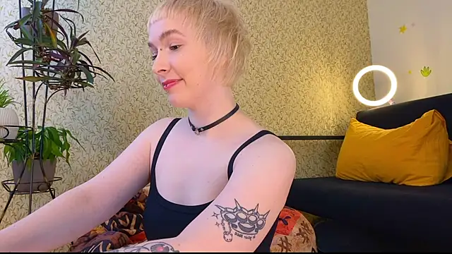 Snapshot of EmmyAmbros chatting on February 2025 11:27:01 AM EmmyAmbros online show from February 2025 11:27:01 AM