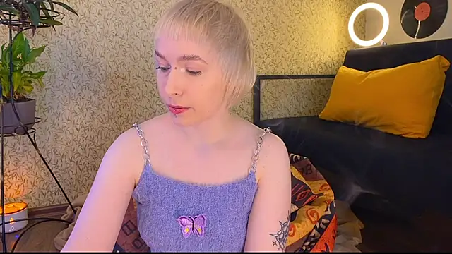 Snapshot of EmmyAmbros chatting on March 2025 09:10:02 AM EmmyAmbros online show from March 2025 09:10:02 AM