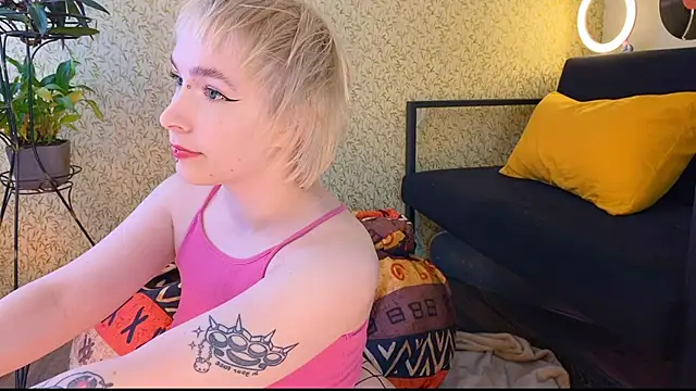 Snapshot of EmmyAmbros chatting on March 2025 06:54:02 AM EmmyAmbros online show from March 2025 06:54:02 AM