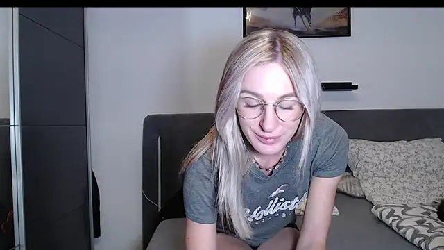 Liana Lou online show from March 2026 07:10:02 PM