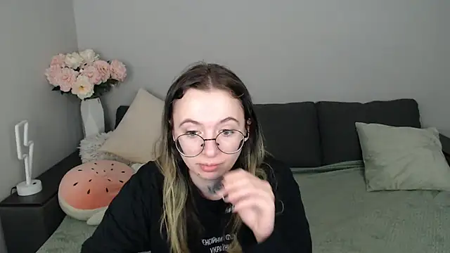 Mini Diva online show from October 2025 08:06:01 AM