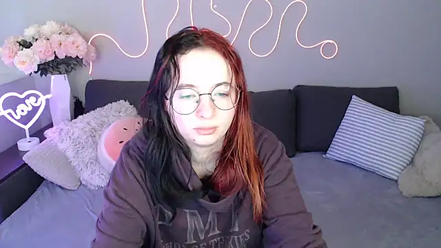 Mini Diva online show from November 2025 09:04:01 AM