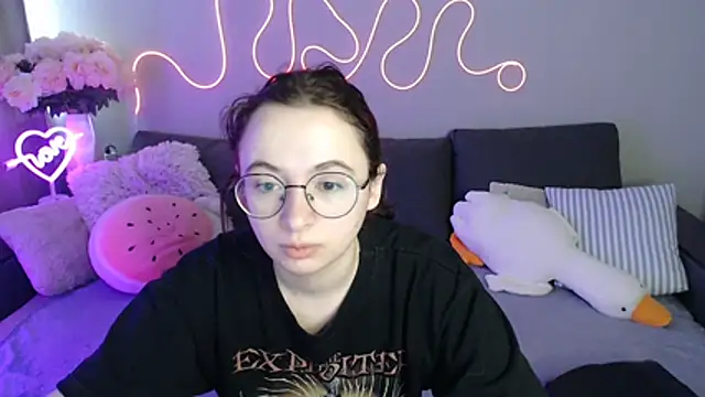 Snapshot of Mini_Diva chatting on May 2026 08:33:01 AM Mini Diva online show from May 2026 08:33:01 AM