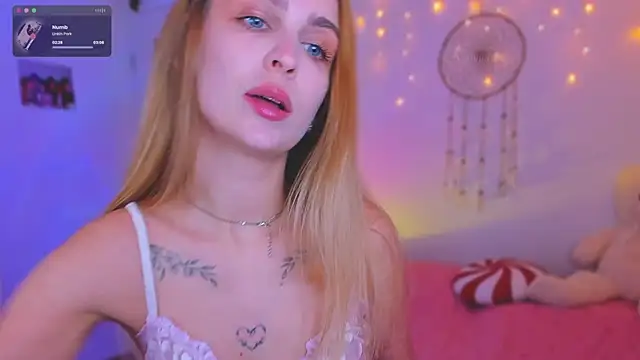 Snapshot of Kamila_icee chatting on February 2025 07:42:01 PM Kamila icee online show from February 2025 07:42:01 PM