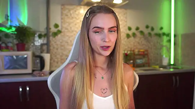 Snapshot of Kamila_icee chatting on September 2025 04:50:02 PM Kamila icee online show from September 2025 04:50:02 PM